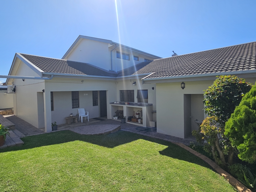 5 Bedroom Property for Sale in Wavecrest Eastern Cape